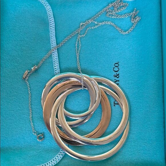 Tiffany @ Co Tri-Color Interlocking Ring Necklace impeccable condition dust bag - Picture 6 of 9